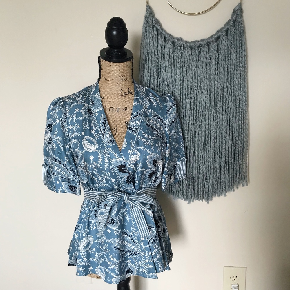 ◦ BCBG MAXAZRIA ◦ Blue silk wrap blouse